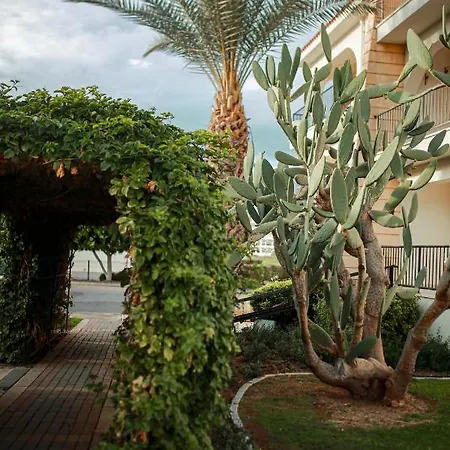 Fantastic 4 Cyprus First Line Beachfront דירה