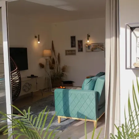 Fantastic 4 Cyprus First Line Beachfront Apartament *